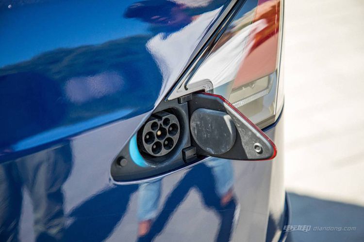 改为新国标(gb/t20234-2015)接口后,接口位置将被安置在左后翼子板处