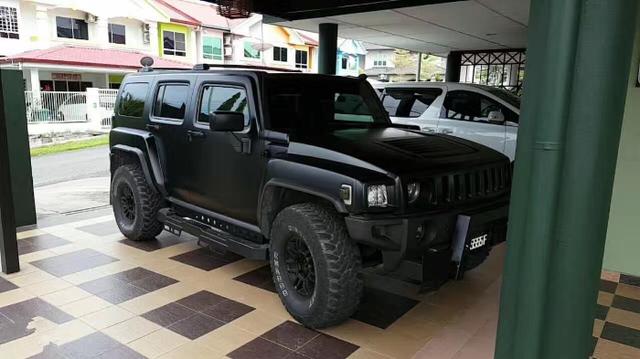 悍马h3电光金属黑车身改色贴膜案例 一匹黑色的战马