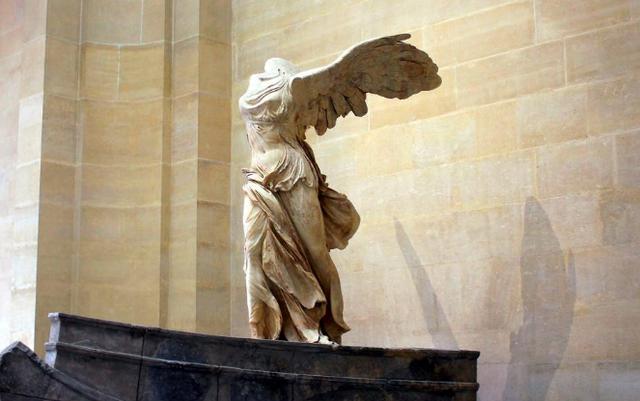 为了讨好土豪劳斯莱斯做了个单膝下跪的欢庆女神