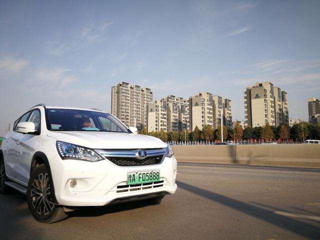 12城一夜现多张8888靓牌 车管所迎来换绿牌潮