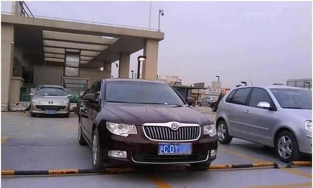 国内最苦逼的车牌沪c如神一样的存在着