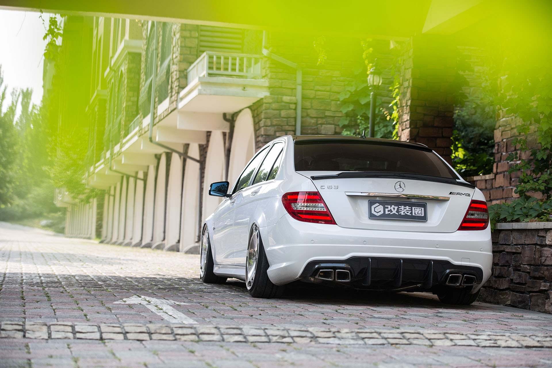 百变女郎伊彦的时尚改装奔驰座驾