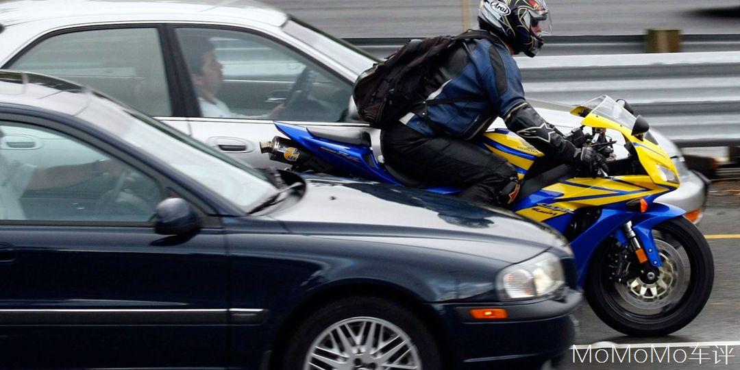 堵車時遇到鑽車縫的摩托車你會怎麼做呢?