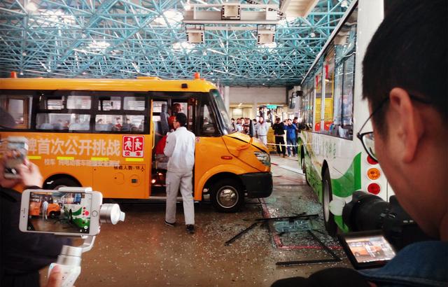 中国品牌首次公开挑战校车碰撞安全测试