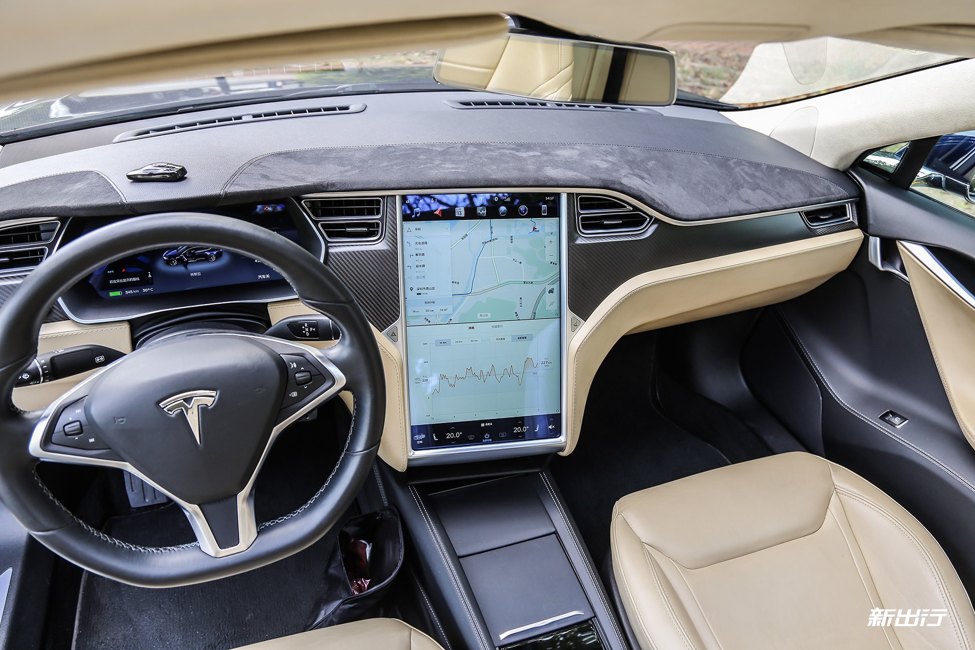 特斯拉model s 上的这块中控大屏,最初投入市场的一段时间里曾经引起