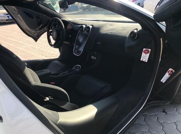 倍耐力赛道轮,迈凯轮8声道音响系统,碳纤维内饰组件,迈凯轮地毯