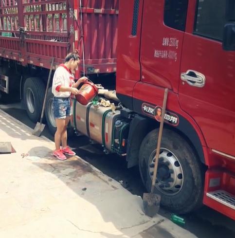 现在网红为了火都在开卡车直播这下玩大了吧