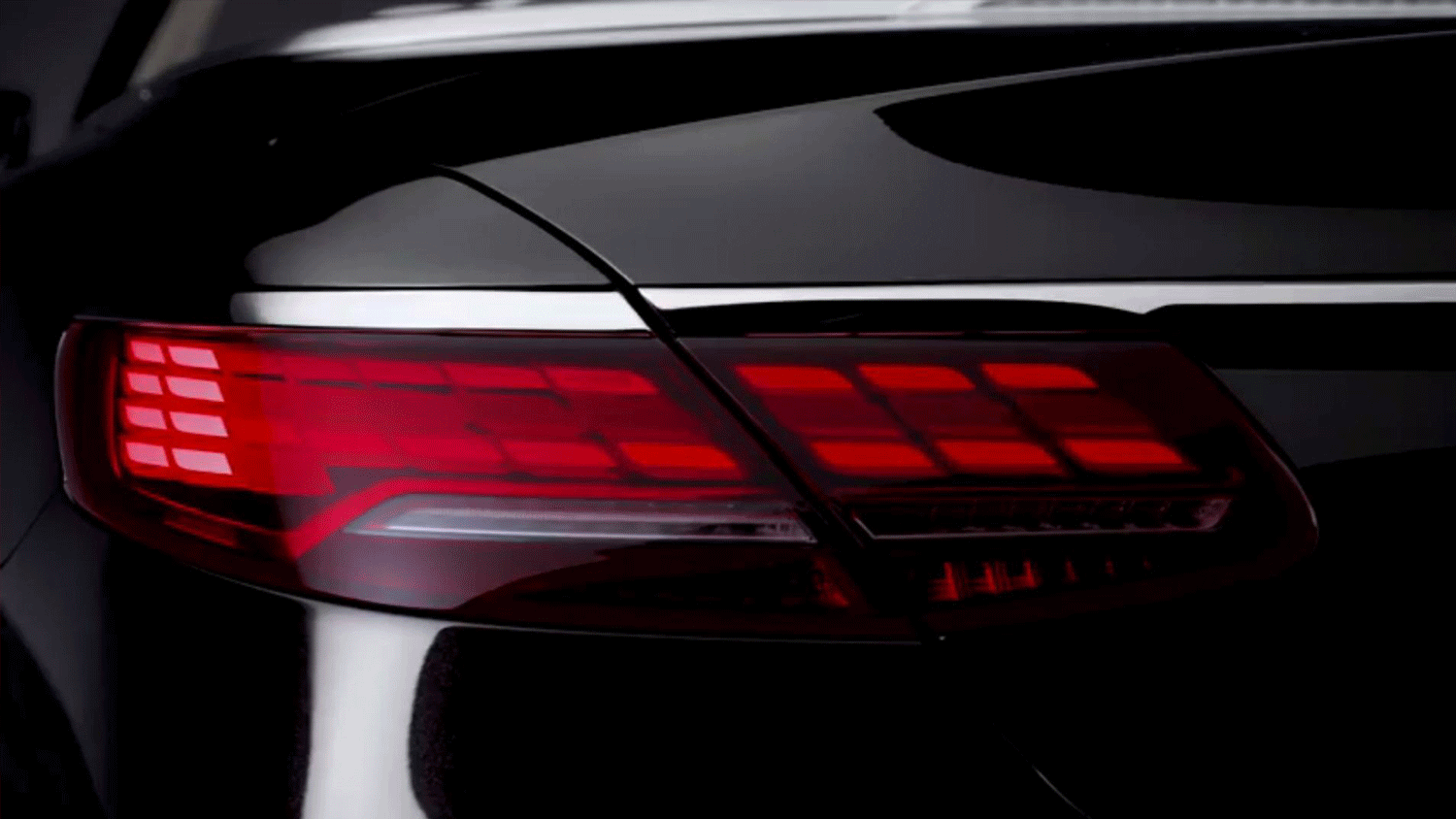 也做了部分升级改造,尤其是极具现代感的oled汽车尾灯