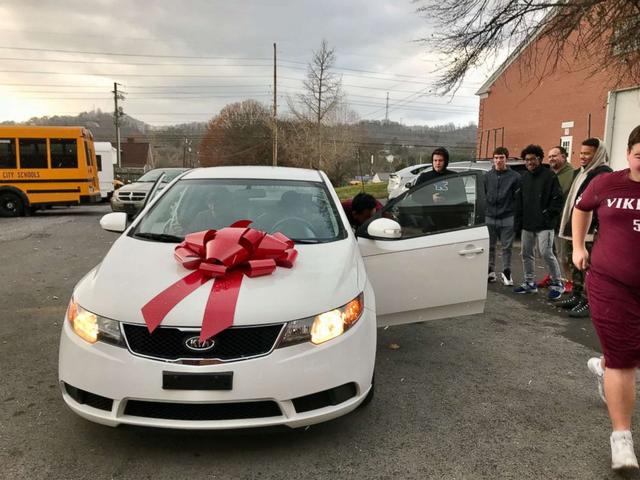 为了报答老师,队员们攒钱买了辆新车!而这位老师和学生要钱买车