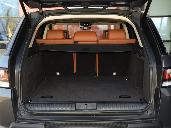 路虎  3.0 后备箱