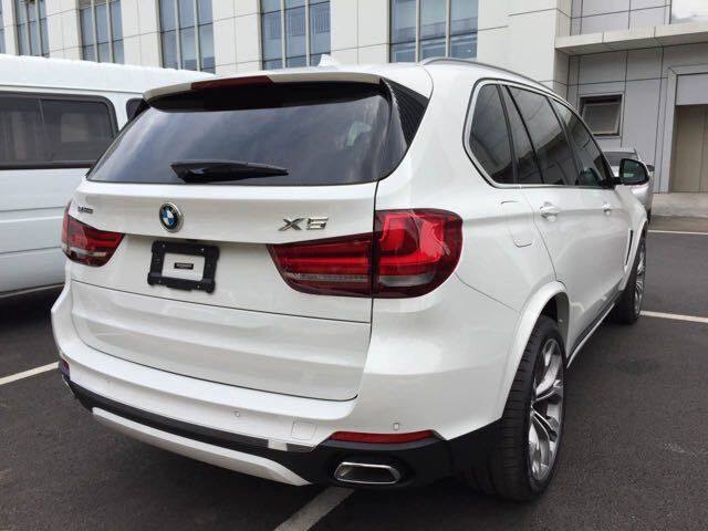 (2251)双肾格栅搭配棱角分明的车身线条,让宝马x5显得即运动又有suv的