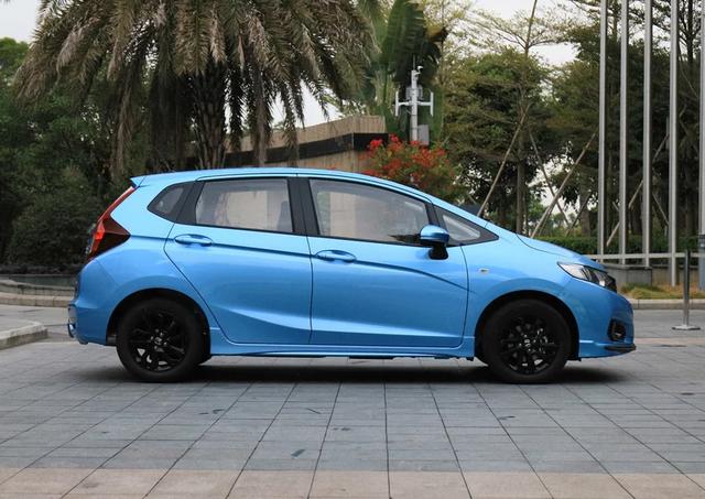 外观方面,新款飞度将继续与美版飞度共享外观方案,换装新样式的进气