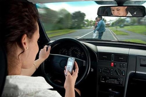 滥用远光灯开车玩手机中国人开车有哪些坏习惯