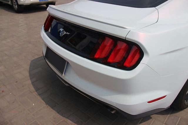 福特野马汽车改色白变红车身贴膜效果图