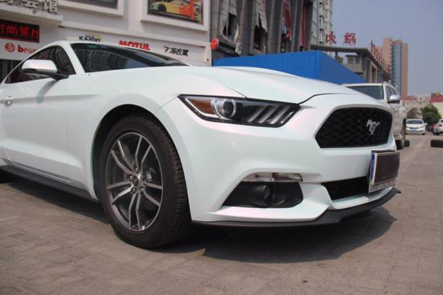 福特野马汽车改色白变红车身贴膜效果图