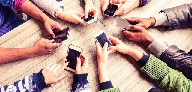 甚至在开车时都要不停的低头查看仪表以及手机导航这些动作不仅麻烦还