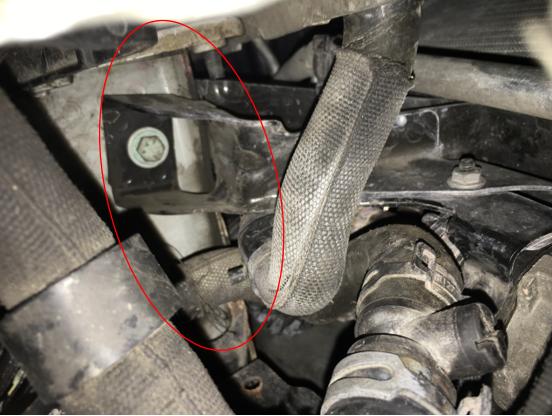 左前纵梁连接防撞梁法兰盘的位置有轻微变形.