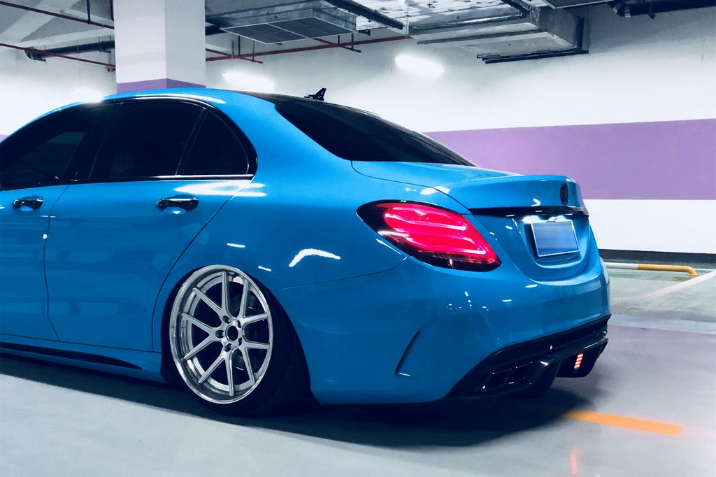 这辆奔驰c200被改得骚气十足