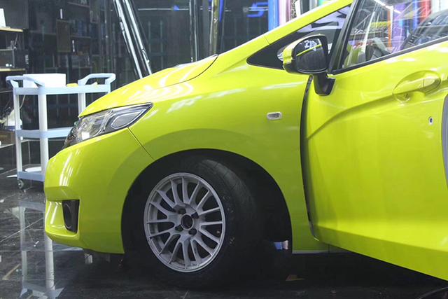 本田飞度车身改色小清新嫩芽绿贴膜效果图