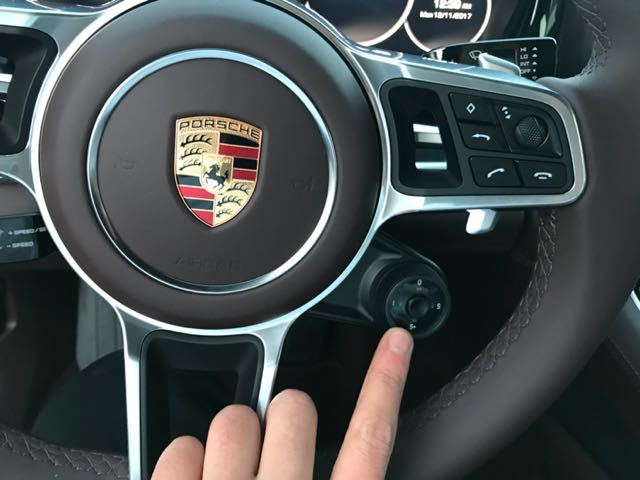 梅拉内饰动感豪华,稀有的真皮材质,各种舒适配置,三幅方向盘的握感
