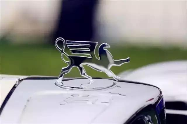 车型上采用了一只俯首的天鹅作为车标)(1935年的pierce-arrow车型上