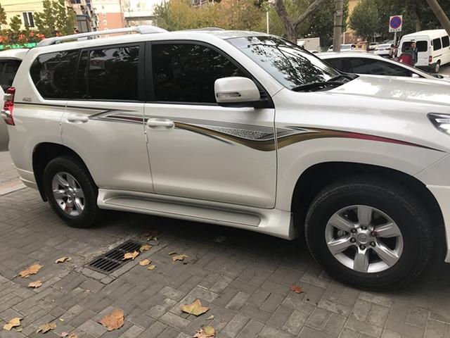 丰田霸道汽车电光金属黄车身改色贴膜效果图