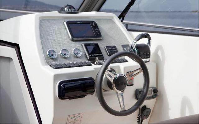 经典黑白搭配的三幅式方向盘,简单,尊贵