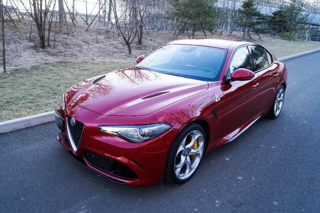 不聊法拉利,咱们就聊阿尔法罗密欧giulia四叶草