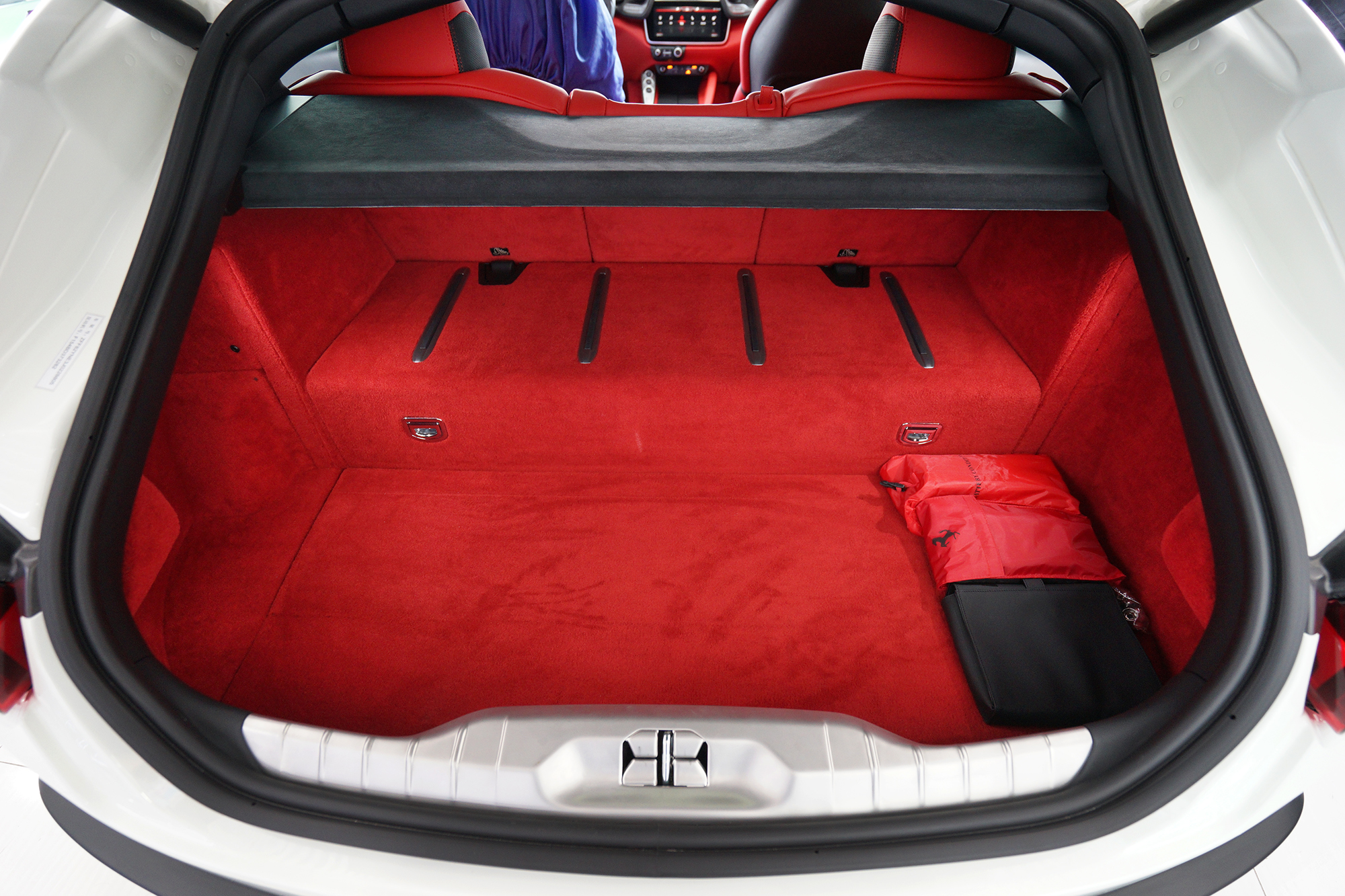 后备箱的容量还是比较大的,里面还配置了一些实用工具.