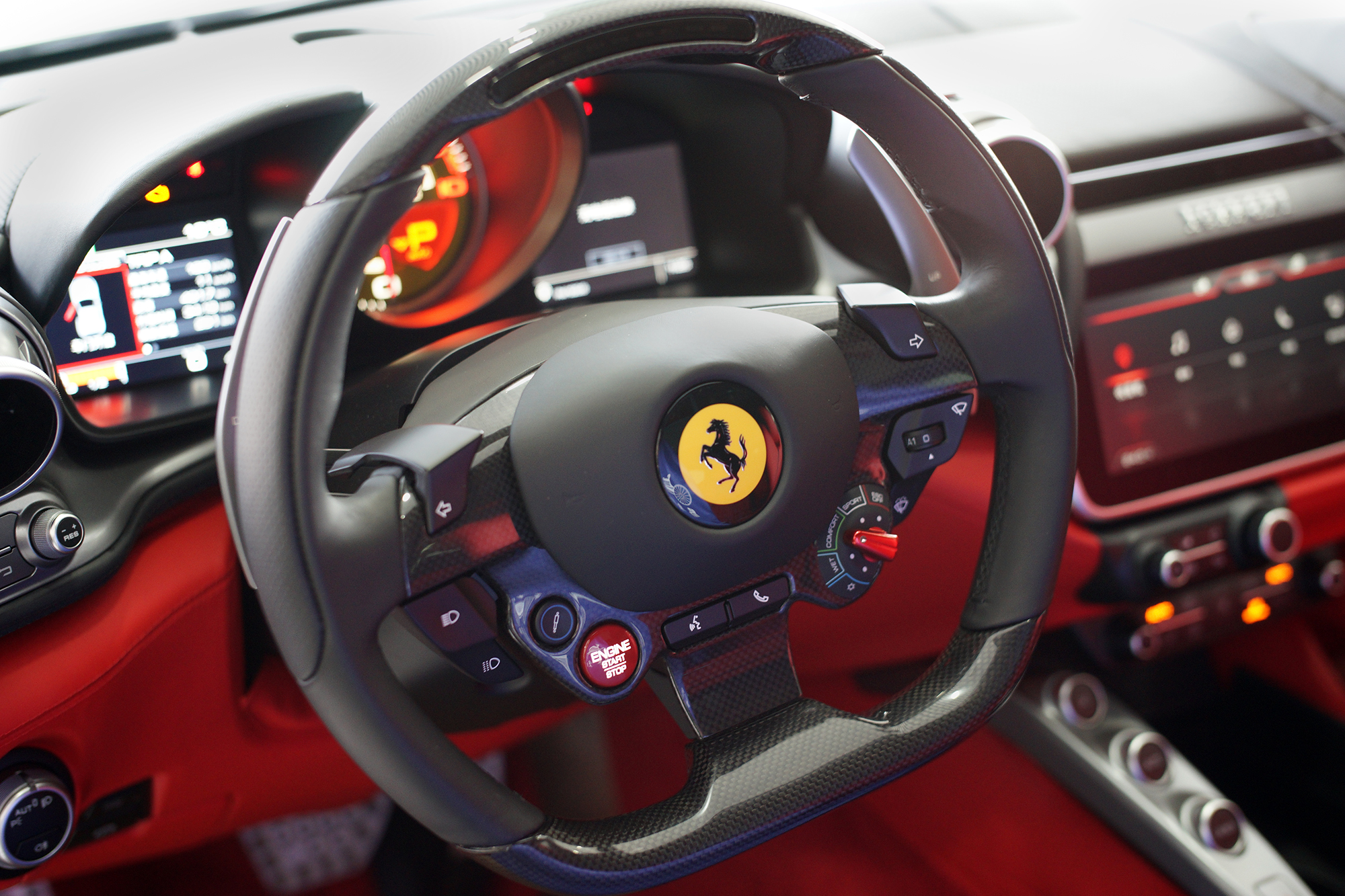 易车 正文选装的带led显示的碳纤维多功能方向盘按钮非常多,一键启动