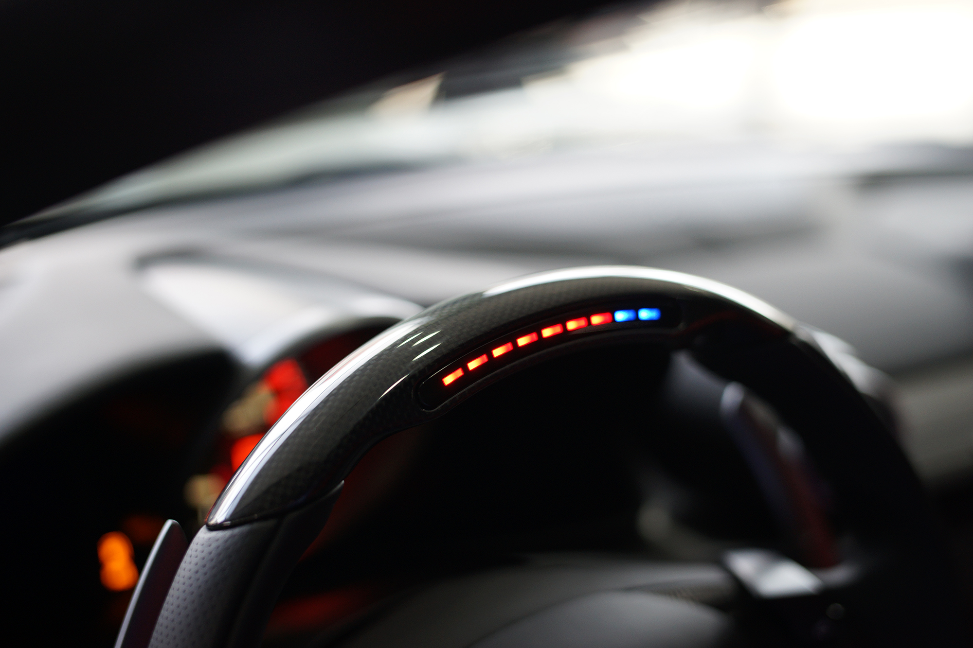 源自f1方向盘上的换挡辅助灯,转速越高,亮起的灯数量越多,可以帮助