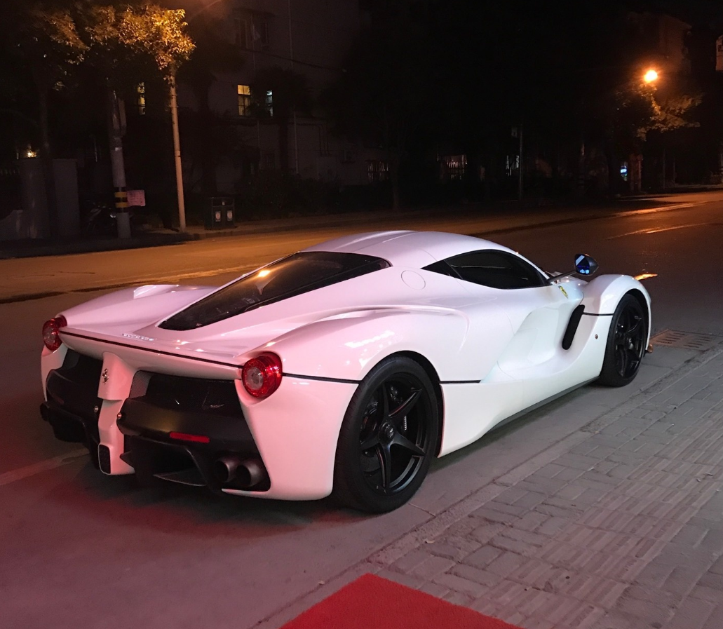 张翰开4600万的白色拉法现身上海中国仅有两台