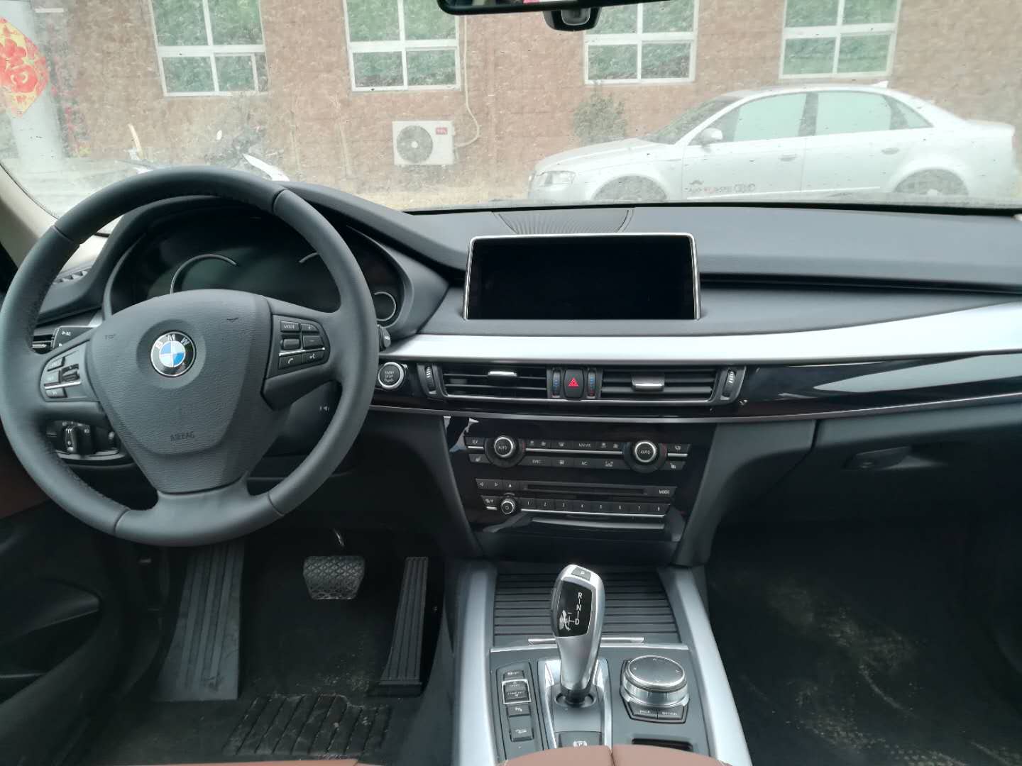 易车号 > 正文  内饰方面:18款宝马x5通过中央控制器和控制显示屏