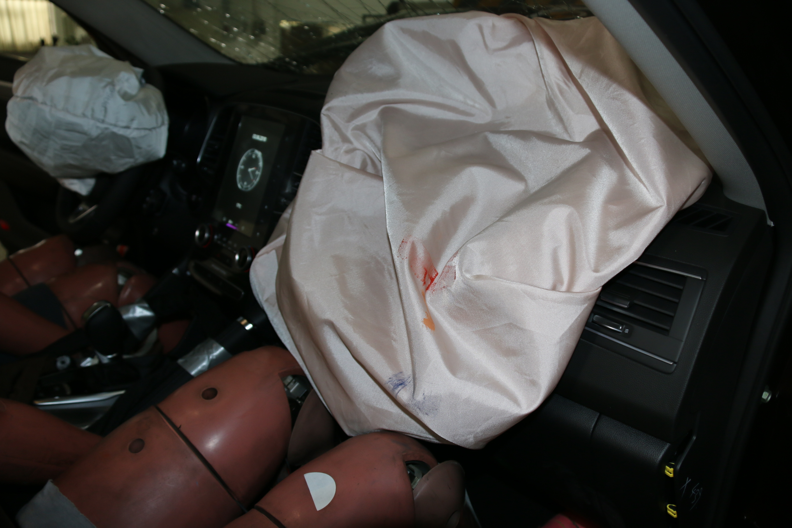 节后第一碰:雷诺科雷傲正碰,假人头部安全值得担忧_易车