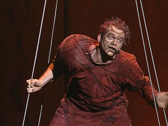 著名音乐剧《巴黎圣母院》中有一个角色,卡西莫多,在没有放大镜头的