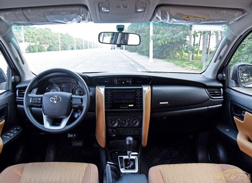 (丰田穿越者)   丰田奔跑者内饰配色以深浅两色为主,其余内饰