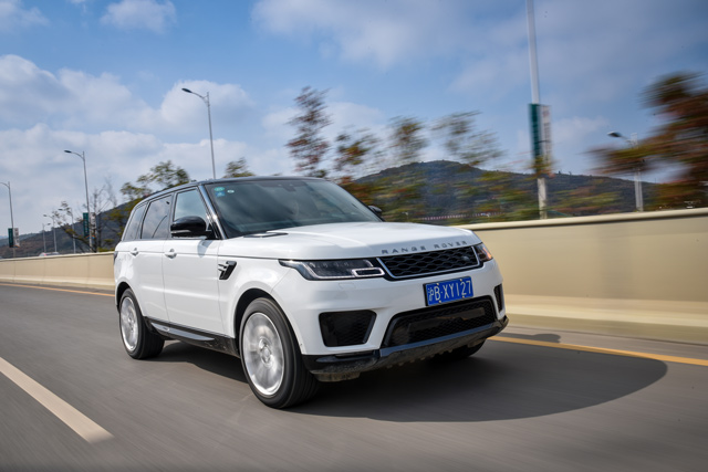 试驾揽胜运动版p400e 百公里油耗仅2.7l