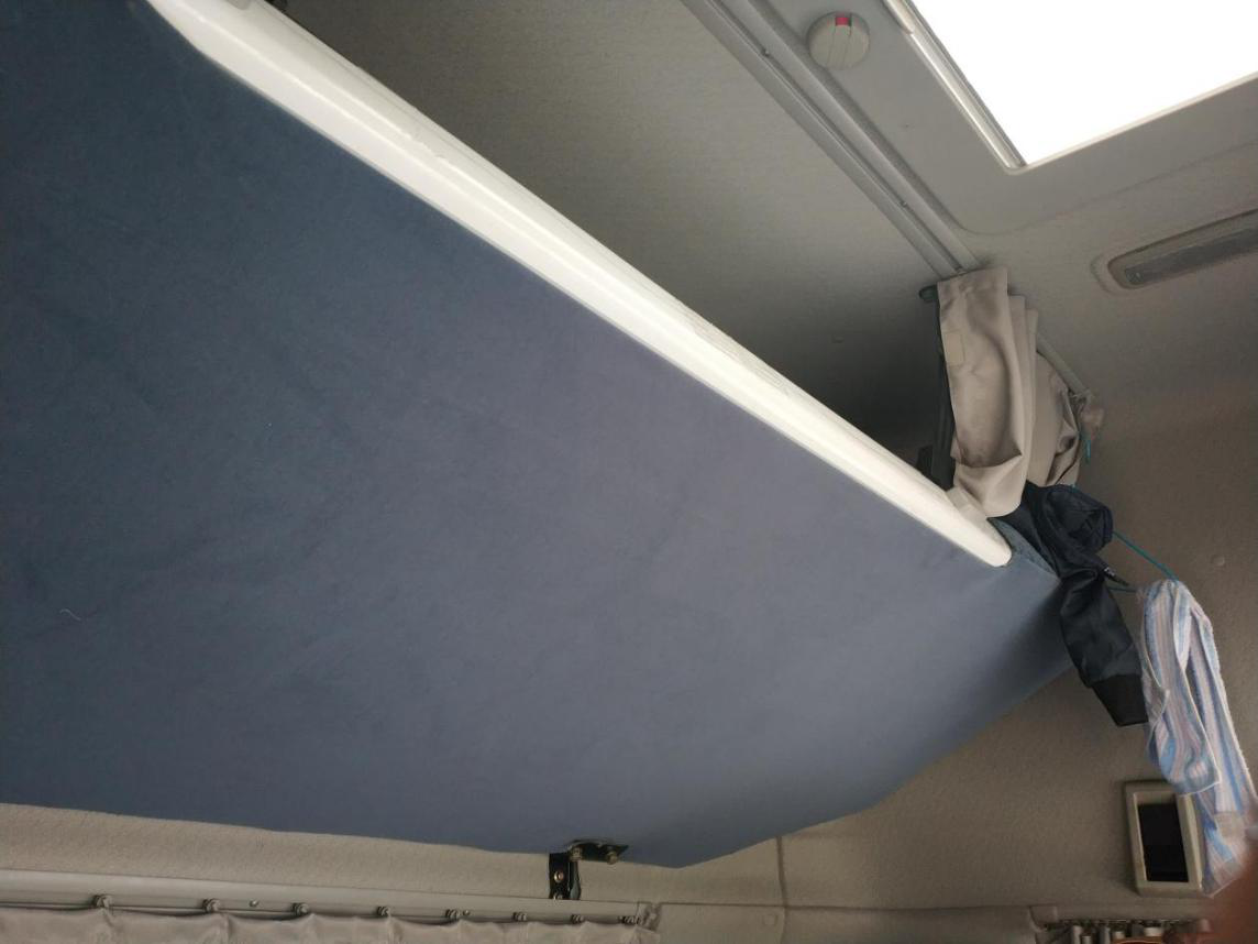 但是上层卧铺使用的就相对较少,因为跑到卸货分站时,分站会给驾驶员