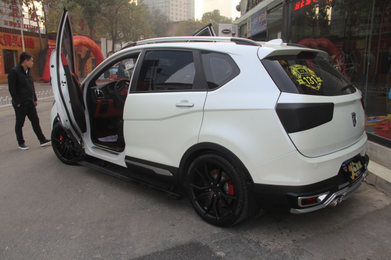 国内首例宝骏560安装剪刀门气动避震