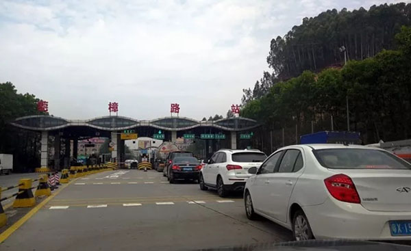 不过有好消息,东莞车主可以在全省共计74个收费站380条车道,扫码