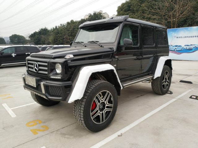 出半截碳纤维材质的迷人纹路,让奔驰g5004×4的外观更显凶悍.