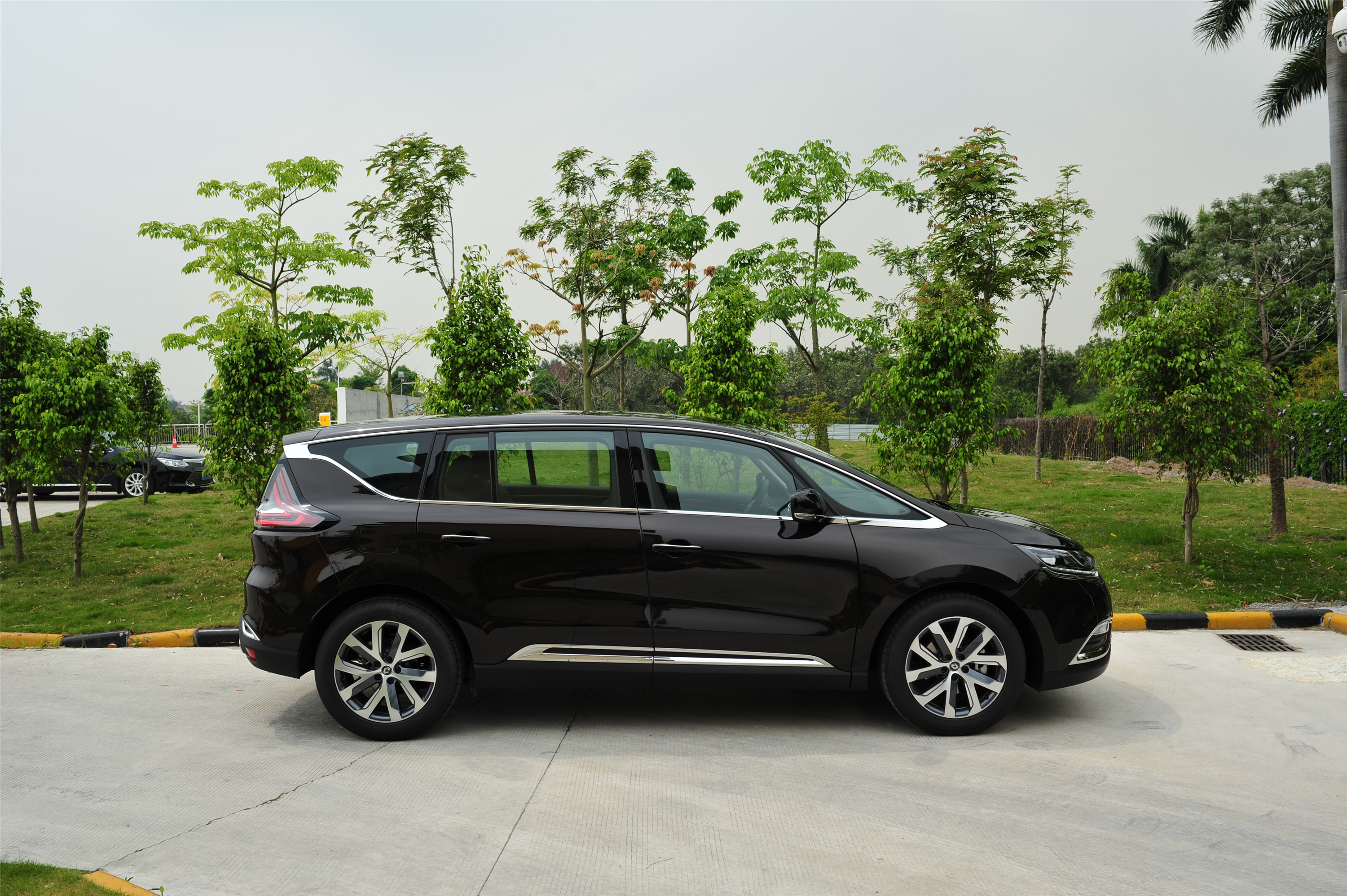 车型——塔利斯曼之后,一直都采用大胆,前卫的设计语言,espace也一样