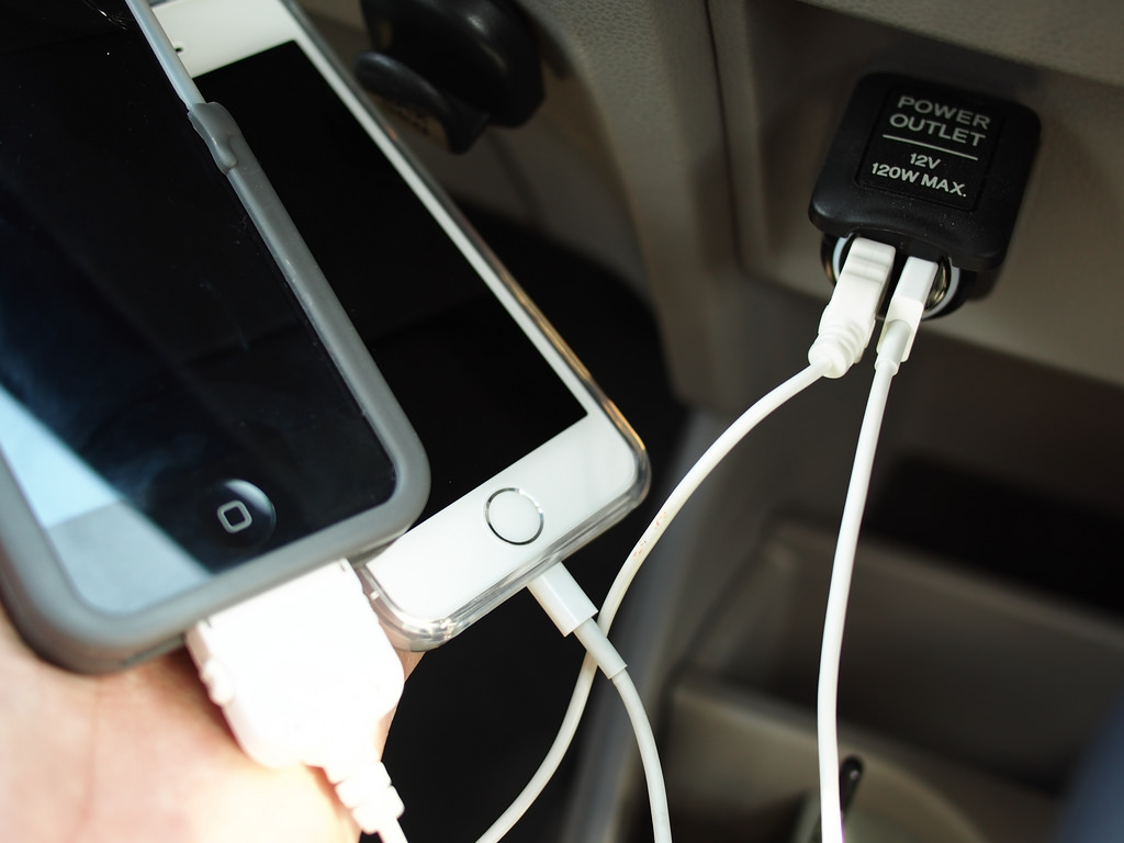 手机放车里充电容易坏?都是胡扯