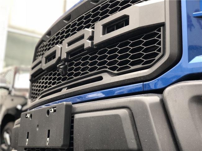 全新福特猛禽f150进气格栅采用蜂窝状网格设计相当硬朗