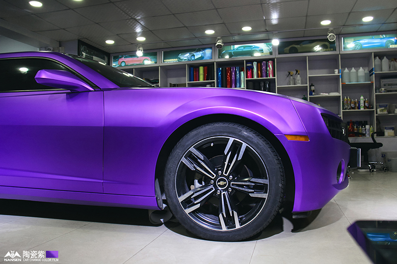 美式的肌肉线条,骚紫色的车身                    它更加钟爱 南森