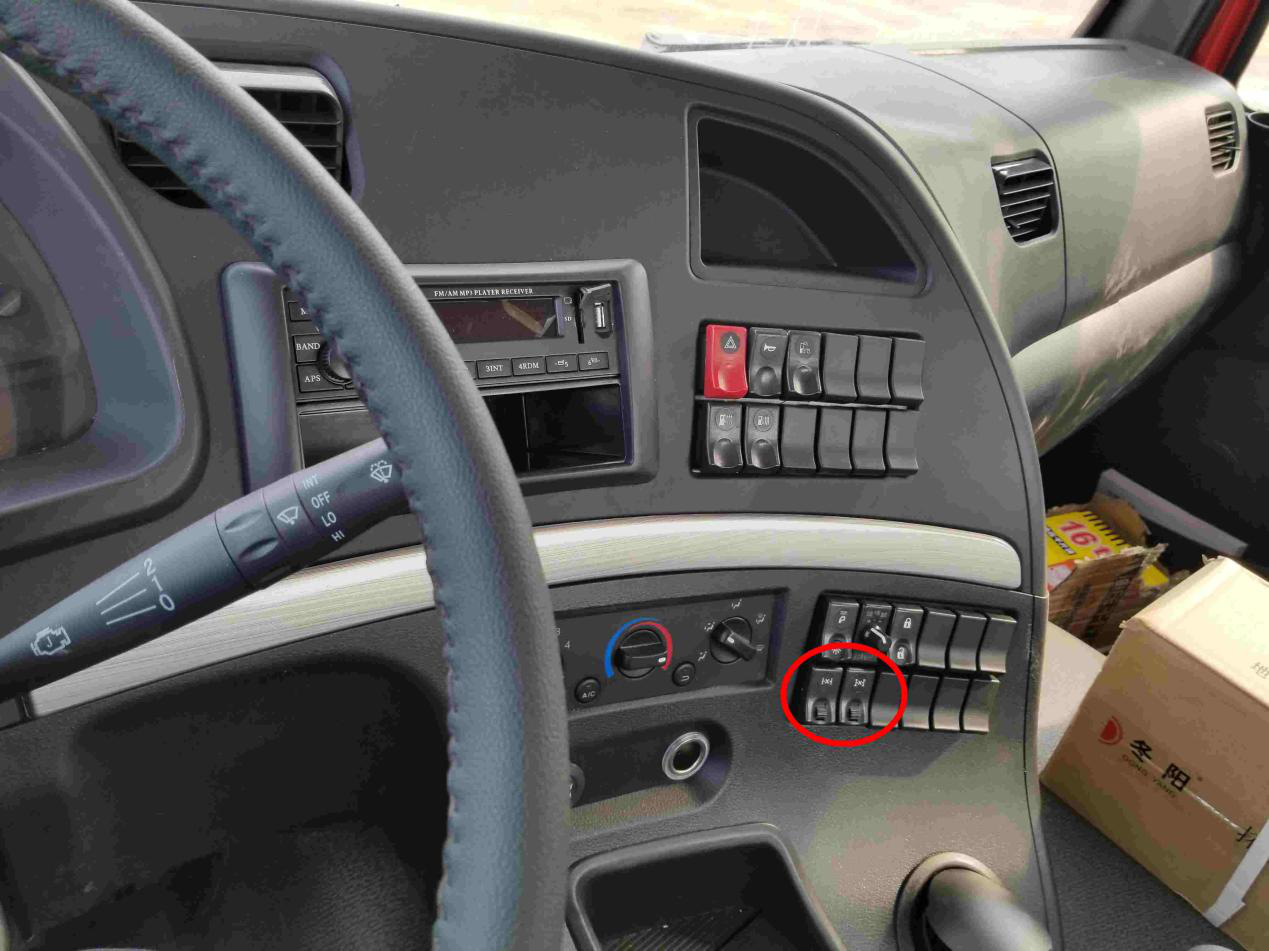 易车 正文半包围工作台非常人性化,各种布置实用有加,新m3000带有双差