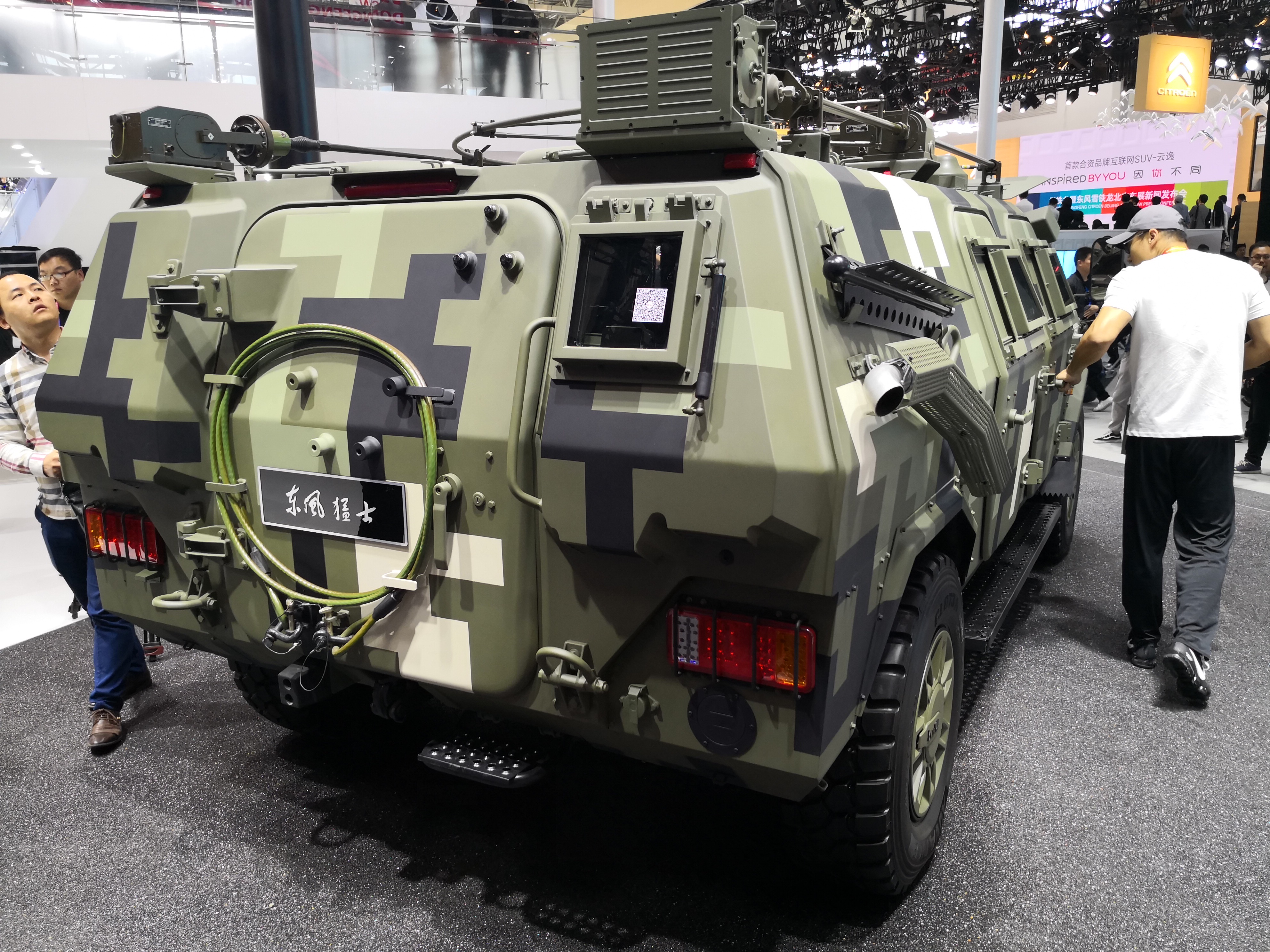 北京车展探馆东风猛士亮相感受军车的硬汉气质