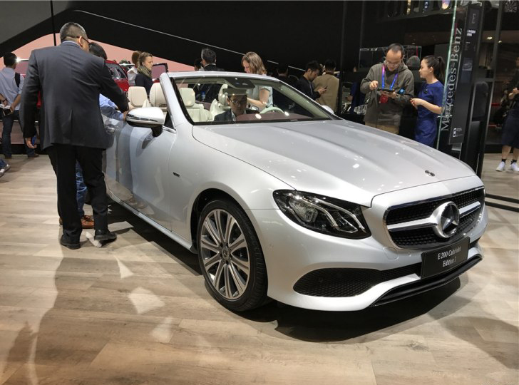 在设计上,它的前脸造型与全新奔驰e级coupe如出一辙,大尺寸的"三叉星"