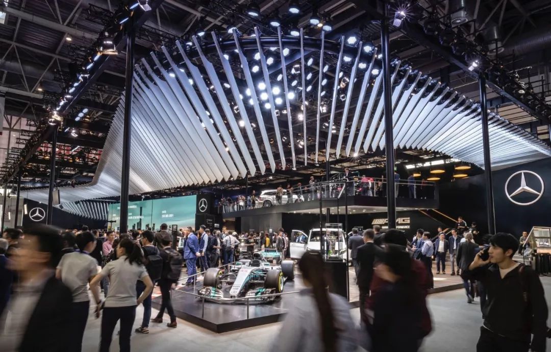 从商业巨擘到小康之家,都该来北京车展看看奔驰展台