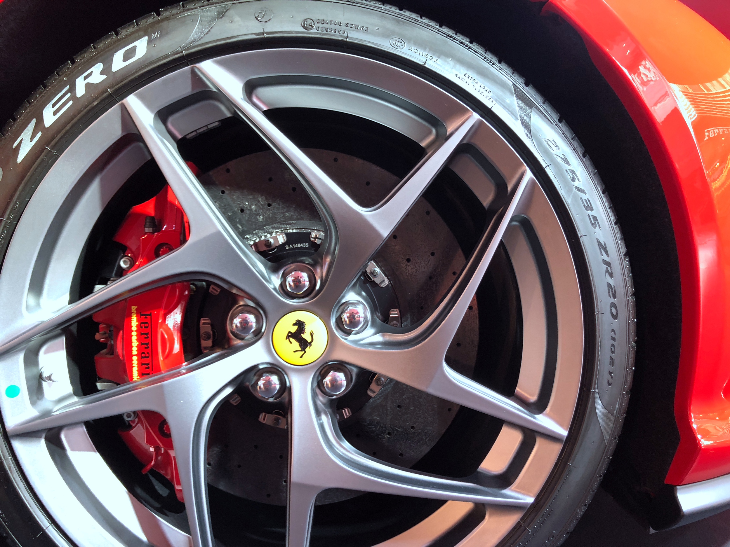 白话车事件:法拉利488 pista亚洲首秀,亮相限时概念店_易车